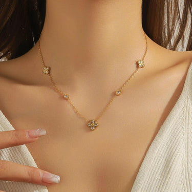 Colier auriu, din otel inoxidabil, suflat cu aur 18k, cu floricele si pietre din zirconiu, Denny C12 - Pursehuit.ro