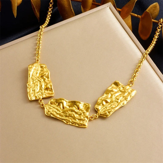 Colier auriu, din otel inoxidabil, suflat cu aur 18k, cu piese neregulate, texturate, Rosaura C5