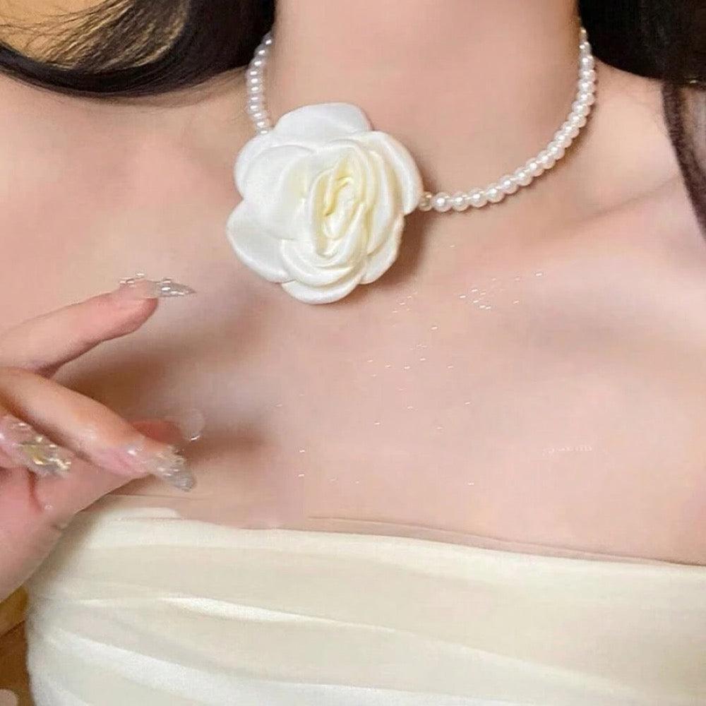 Colier choker, cu perle si floare alb unt, Bedine C14 - Pursehuit.ro
