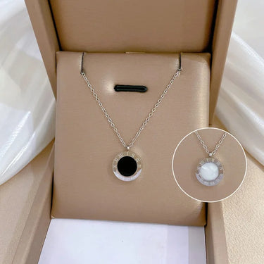 Colier argintiu, din otel inoxidabil, cu pandantiv rotund, suflat cu aur 18k, Davis C6