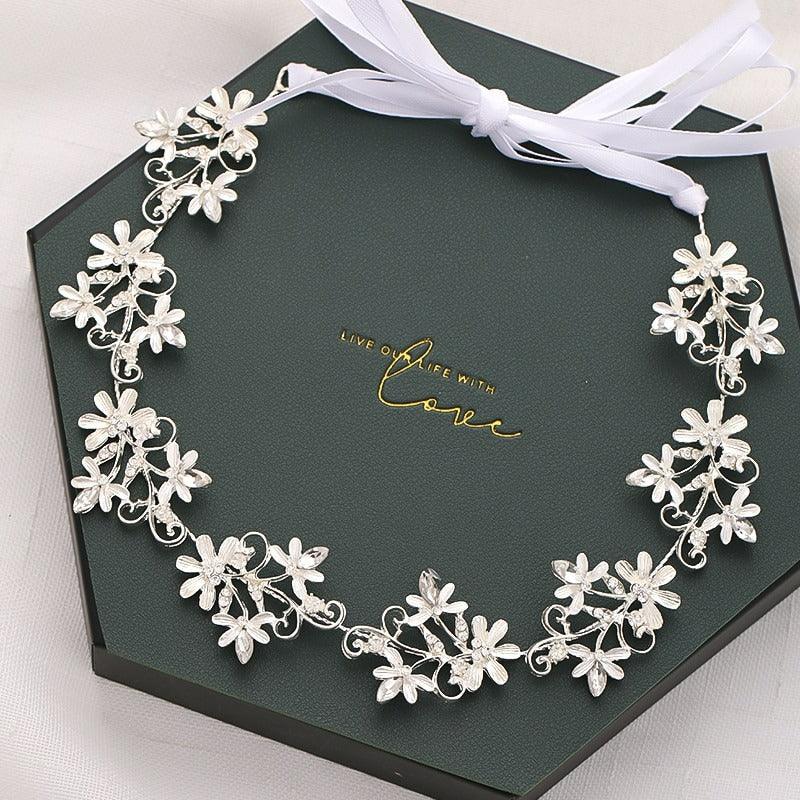 Coronita modelatoare, argintie, cu floricele si pietre, Alfa C6 - Pursehuit.ro