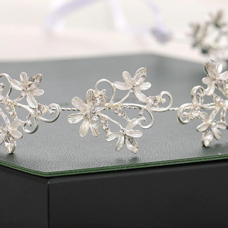 Coronita modelatoare, argintie, cu floricele si pietre, Alfa C6 - Pursehuit.ro