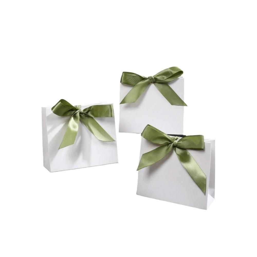 Cutiuta pentru cadou, alba, cu autoformare, 10 cm x 11.5 cm x 4.5 cm - Pursehuit.ro