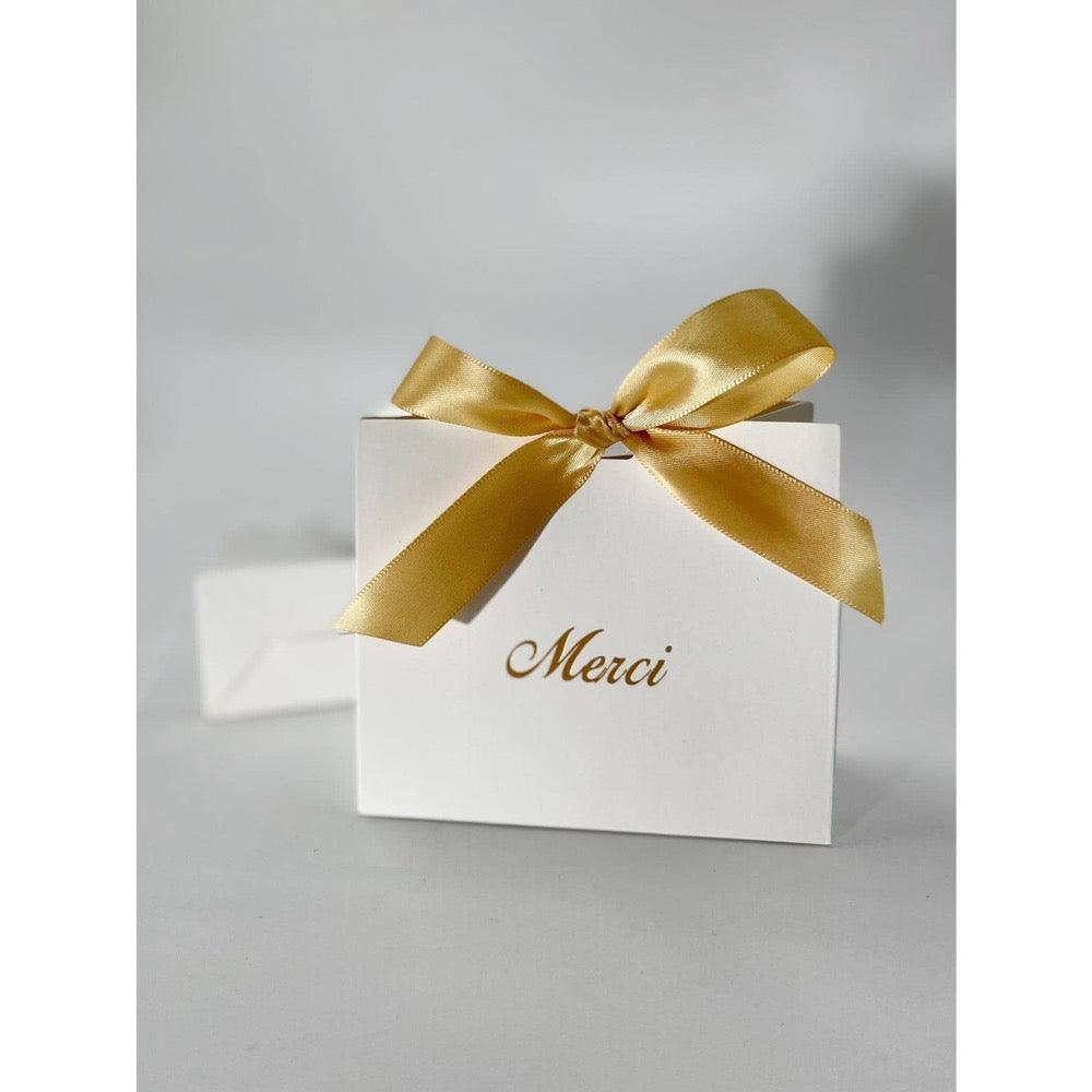 Cutiuta pentru cadou, alba, funda aurie, cu autoformare, 10 cm x 11.5 cm x 4.5 cm - Pursehuit.ro