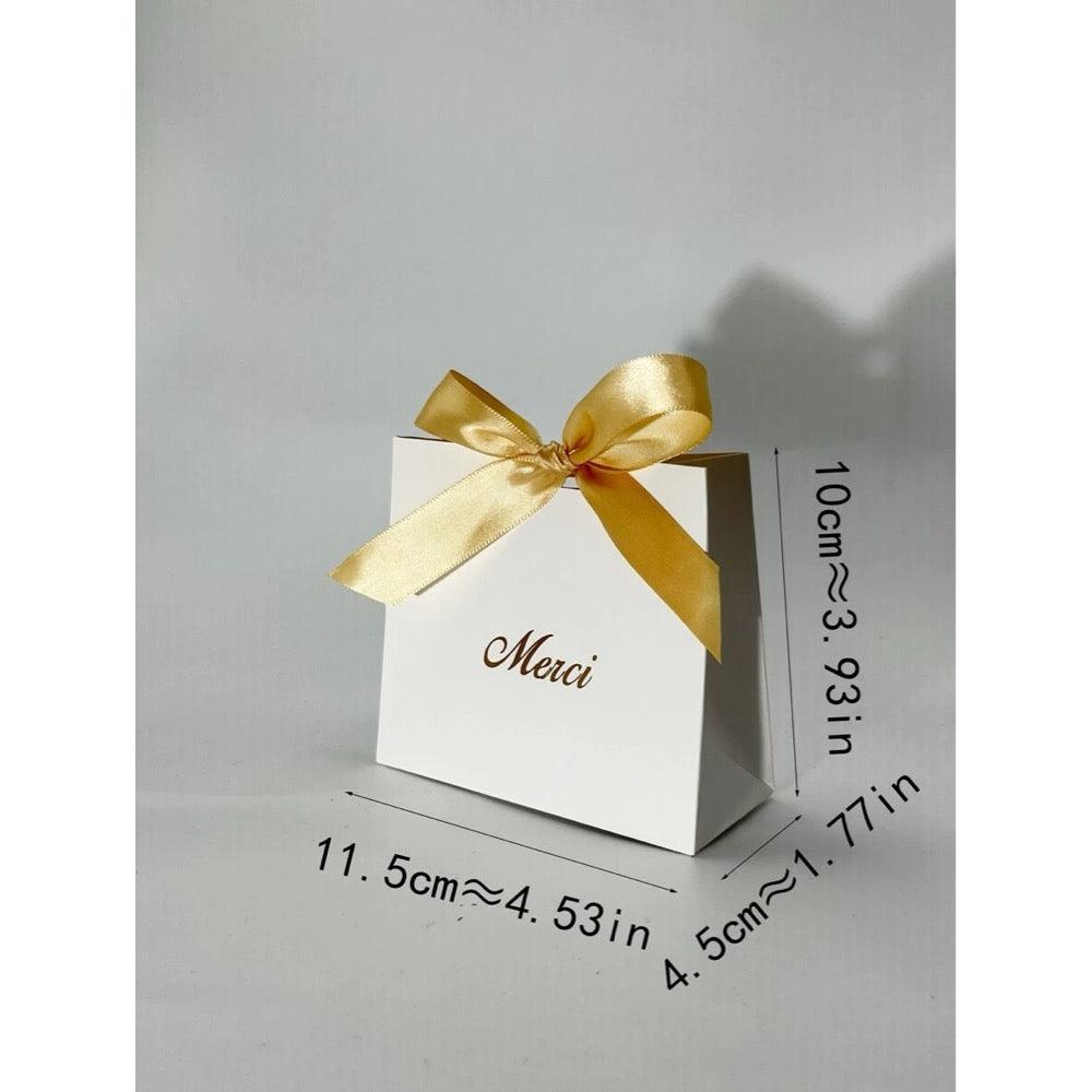 Cutiuta pentru cadou, alba, funda aurie, cu autoformare, 10 cm x 11.5 cm x 4.5 cm - Pursehuit.ro