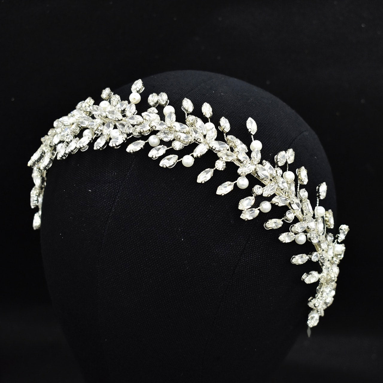 Diadema argintie, cu pietre si perle, Brode C7