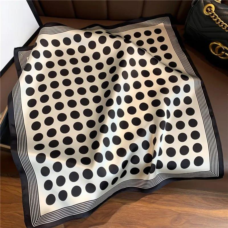 Esarfa alba, patrata, cu imprimeu buline negre, Sandina C1 OUT - Pursehuit.ro