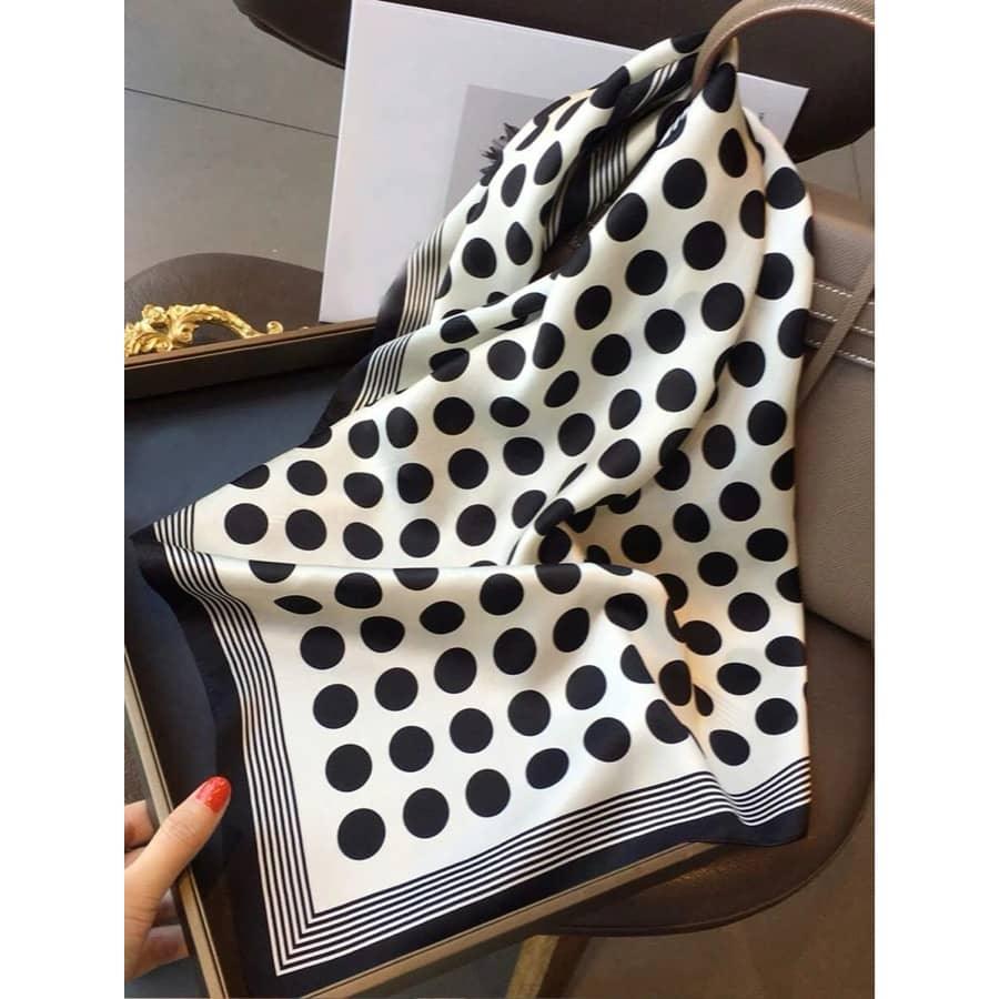 Esarfa alba, patrata, cu imprimeu buline negre, Sandina C1 OUT - Pursehuit.ro