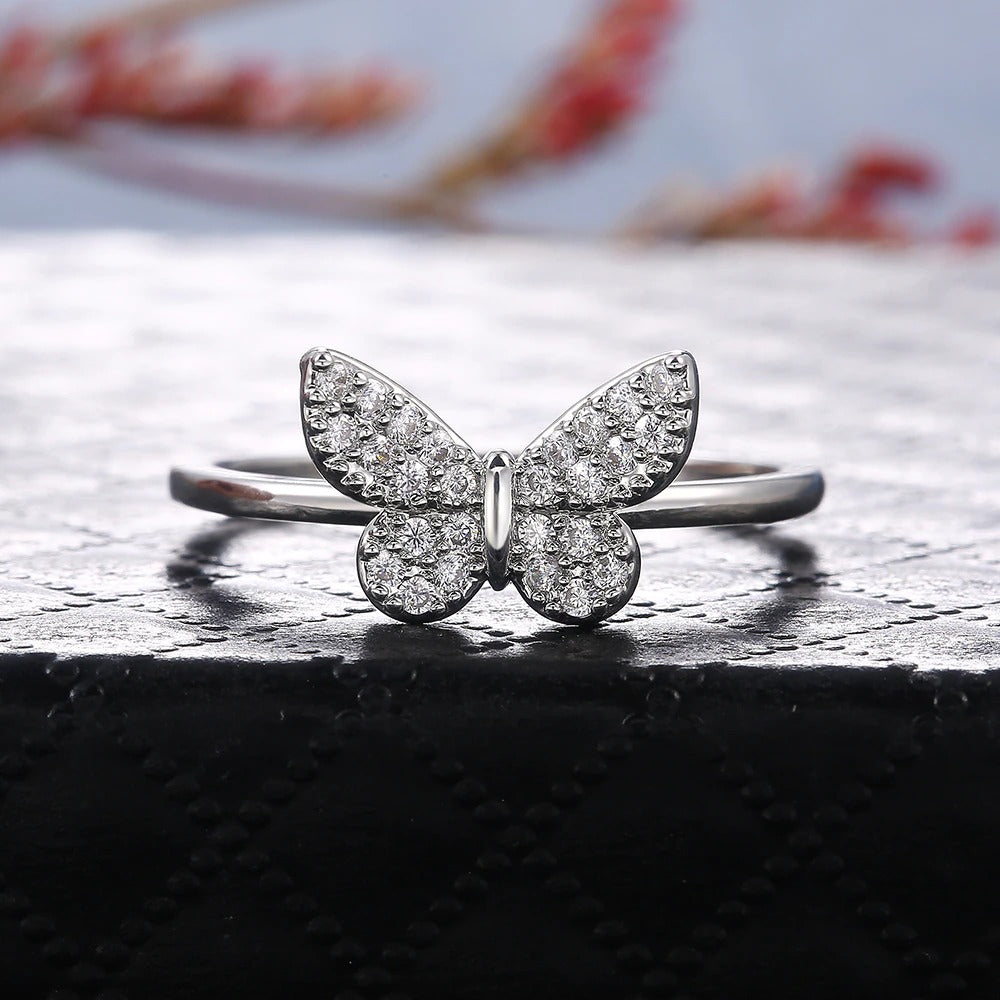 Inel argintiu, forma de fluture, cu pietre din zirconiu, Jannec C23