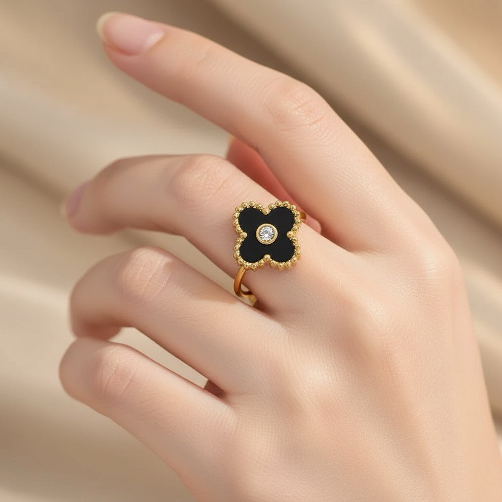 Inel auriu, reglabil, din otel inoxidabil, suflat cu aur 18k, forma de trifoi negru stilizat, Phoebe C8