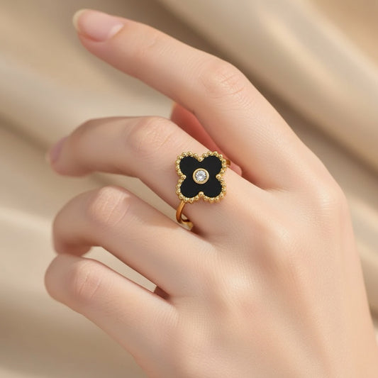 Inel auriu, reglabil, din otel inoxidabil, suflat cu aur 18k, forma de trifoi negru stilizat, Phoebe C8