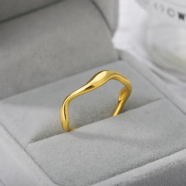 Inel auriu, reglabil, din otel inoxidabil, suflat cu aur 18k, forma ondulata, Cissel C4 - Pursehuit.ro