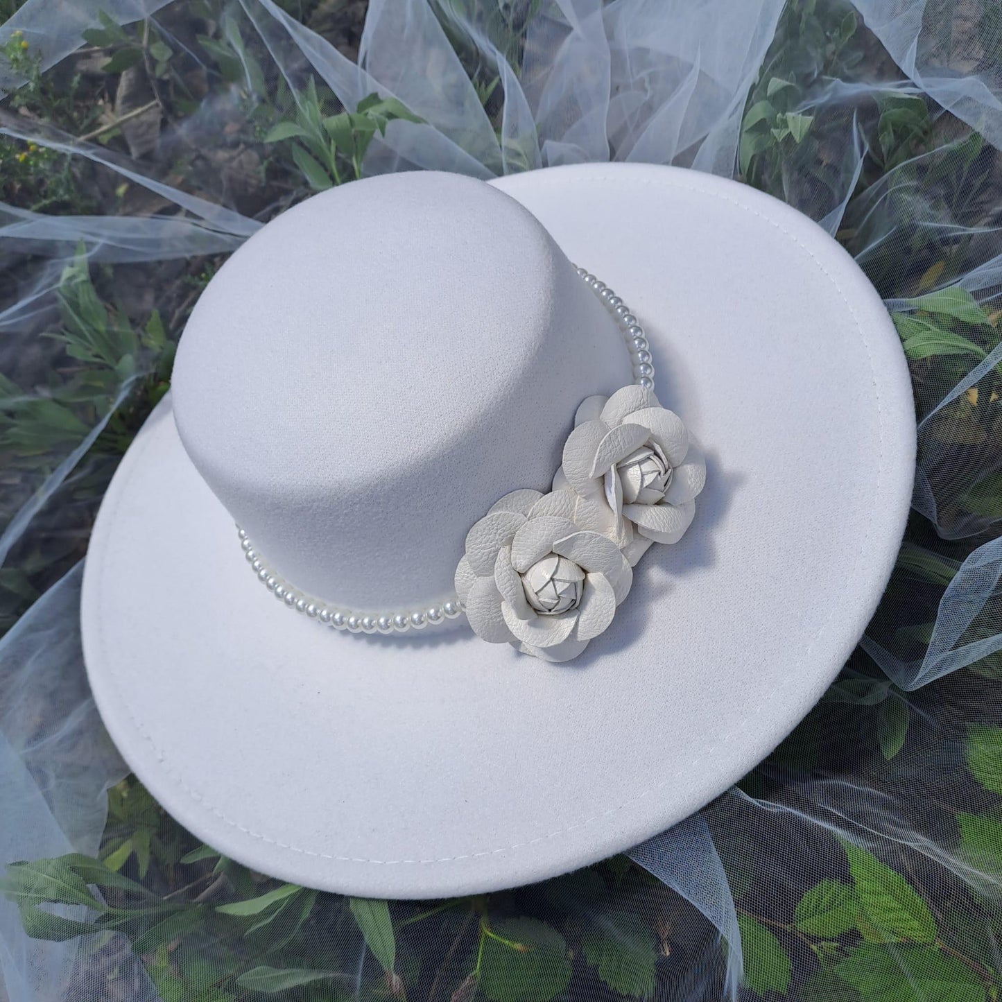 Palarie alba, stil canotiera, cu bor lat, handmade, cu flori si perle, Serafina - Pursehuit.ro