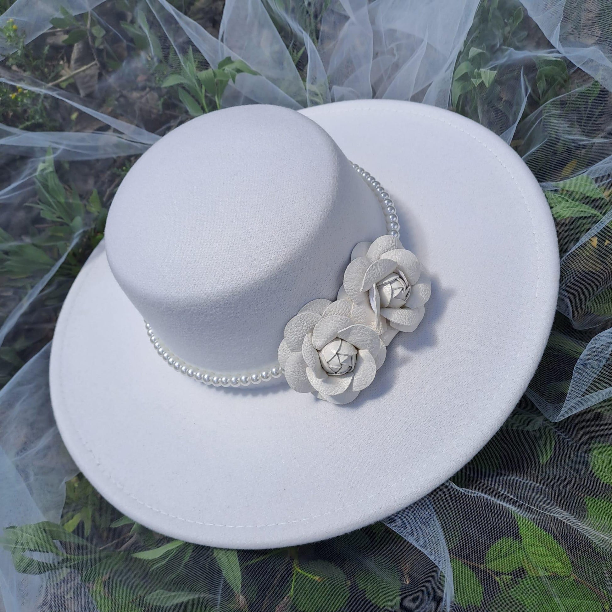 Palarie alba, stil canotiera, cu bor lat, handmade, cu flori si perle, Serafina - Pursehuit.ro