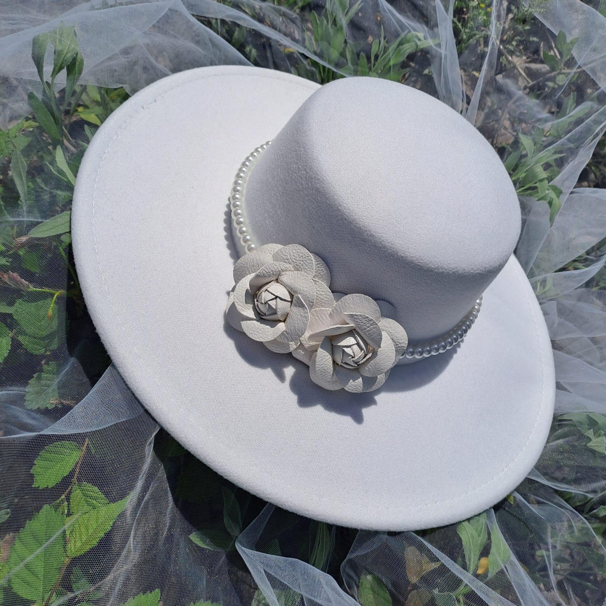 Palarie alba, stil canotiera, cu bor lat, handmade, cu flori si perle, Serafina - Pursehuit.ro