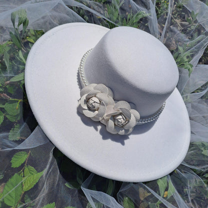 Palarie alba, stil canotiera, cu bor lat, handmade, cu flori si perle, Serafina - Pursehuit.ro