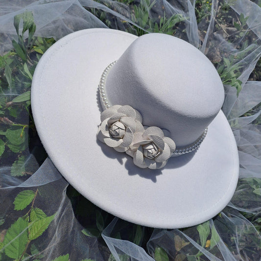 Palarie alba, stil canotiera, cu bor lat, handmade, cu flori si perle, Serafina - Pursehuit.ro