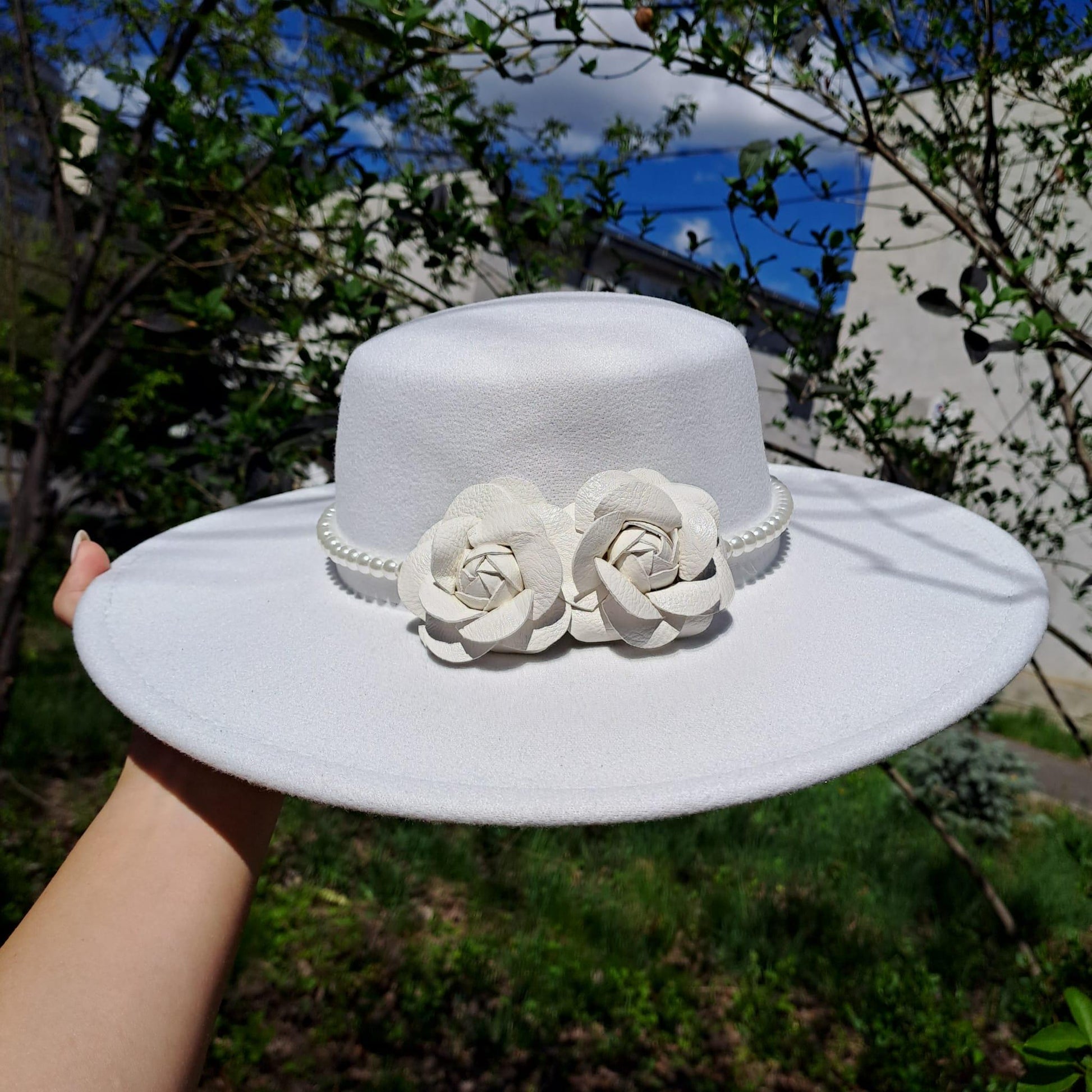 Palarie alba, stil canotiera, cu bor lat, handmade, cu flori si perle, Serafina - Pursehuit.ro