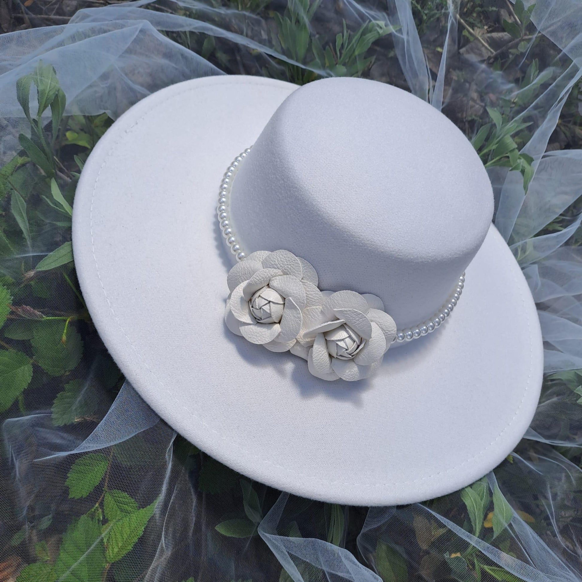 Palarie alba, stil canotiera, cu bor lat, handmade, cu flori si perle, Serafina - Pursehuit.ro