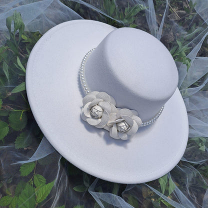 Palarie alba, stil canotiera, cu bor lat, handmade, cu flori si perle, Serafina - Pursehuit.ro