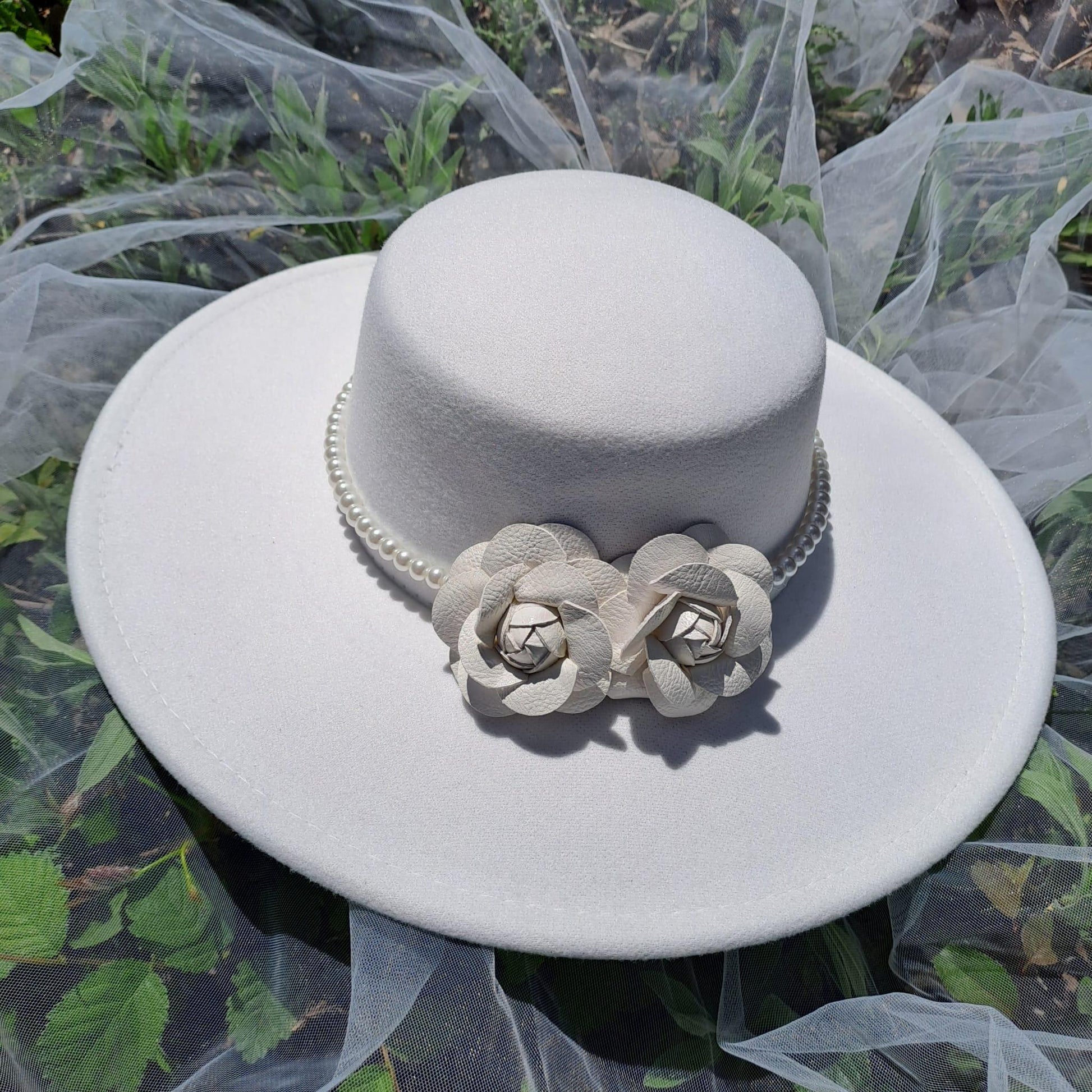 Palarie alba, stil canotiera, cu bor lat, handmade, cu flori si perle, Serafina - Pursehuit.ro