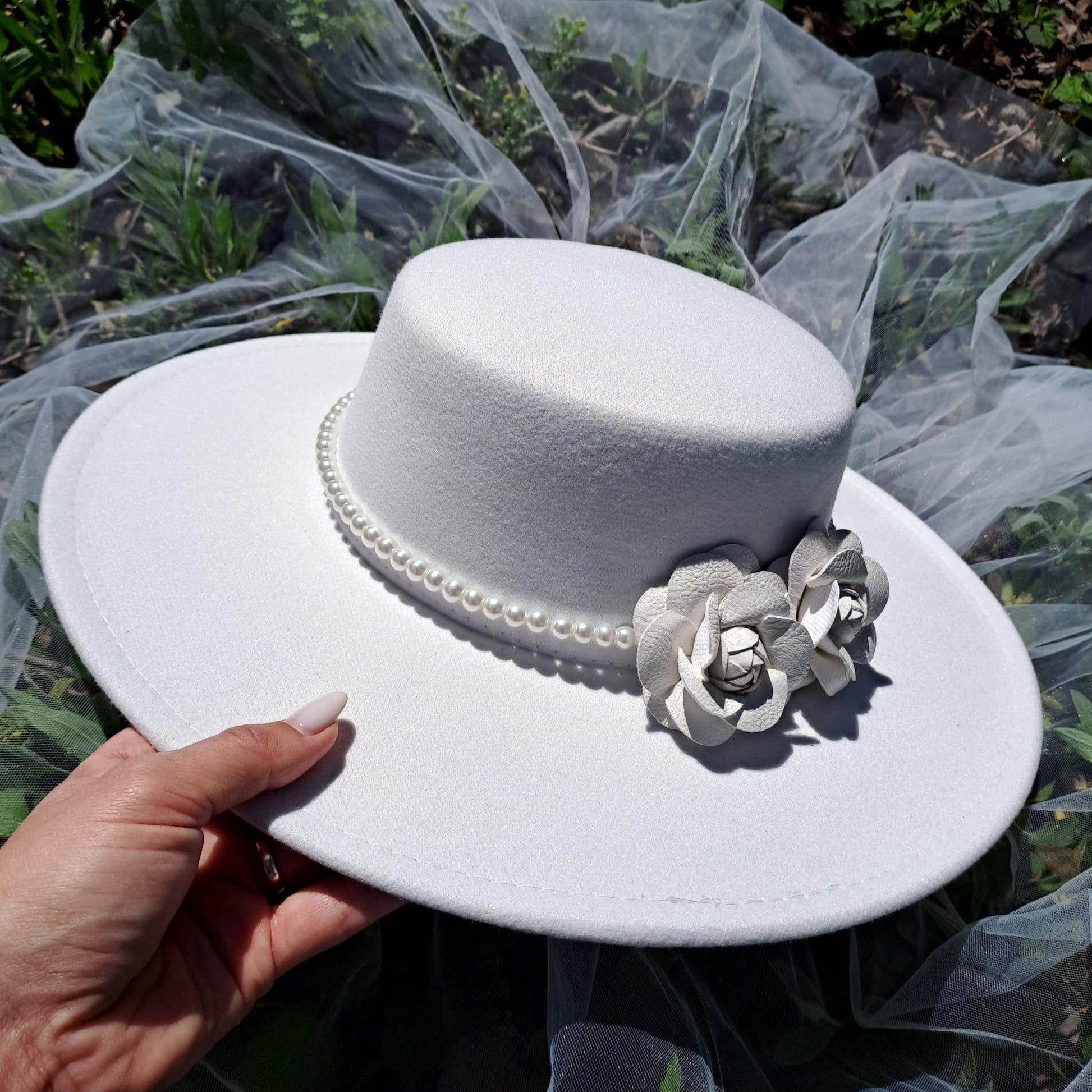 Palarie alba, stil canotiera, cu bor lat, handmade, cu flori si perle, Serafina - Pursehuit.ro