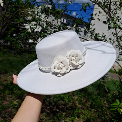 Palarie alba, stil canotiera, cu bor lat, handmade, cu flori si perle, Serafina - Pursehuit.ro