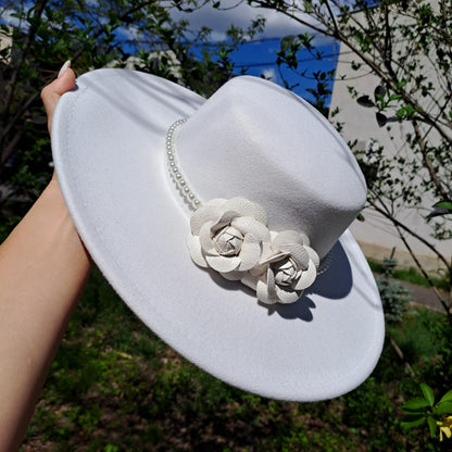 Palarie alba, stil canotiera, cu bor lat, handmade, cu flori si perle, Serafina - Pursehuit.ro