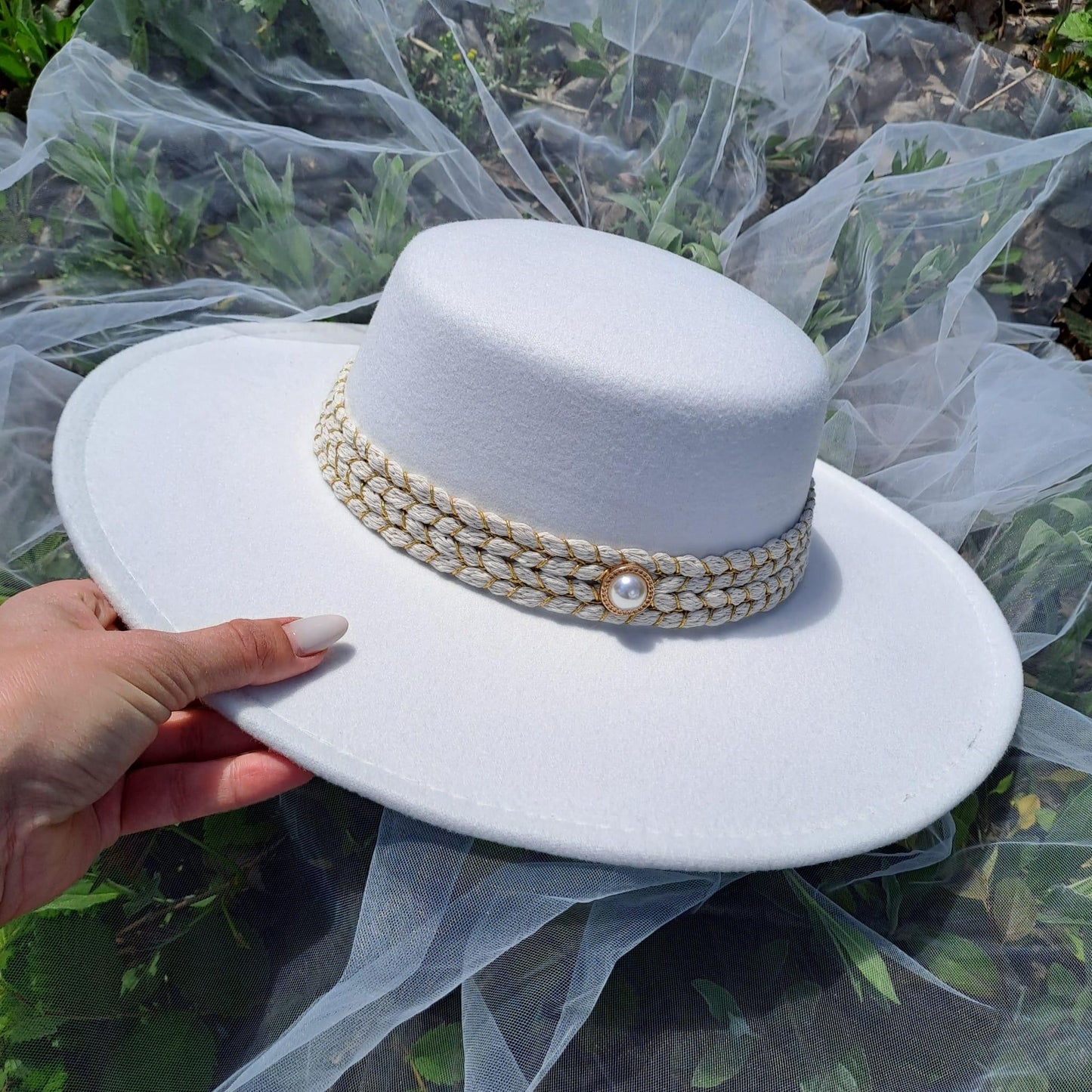 Palarie alba, stil canotiera, cu bor lat, handmade, Serena - Pursehuit.ro