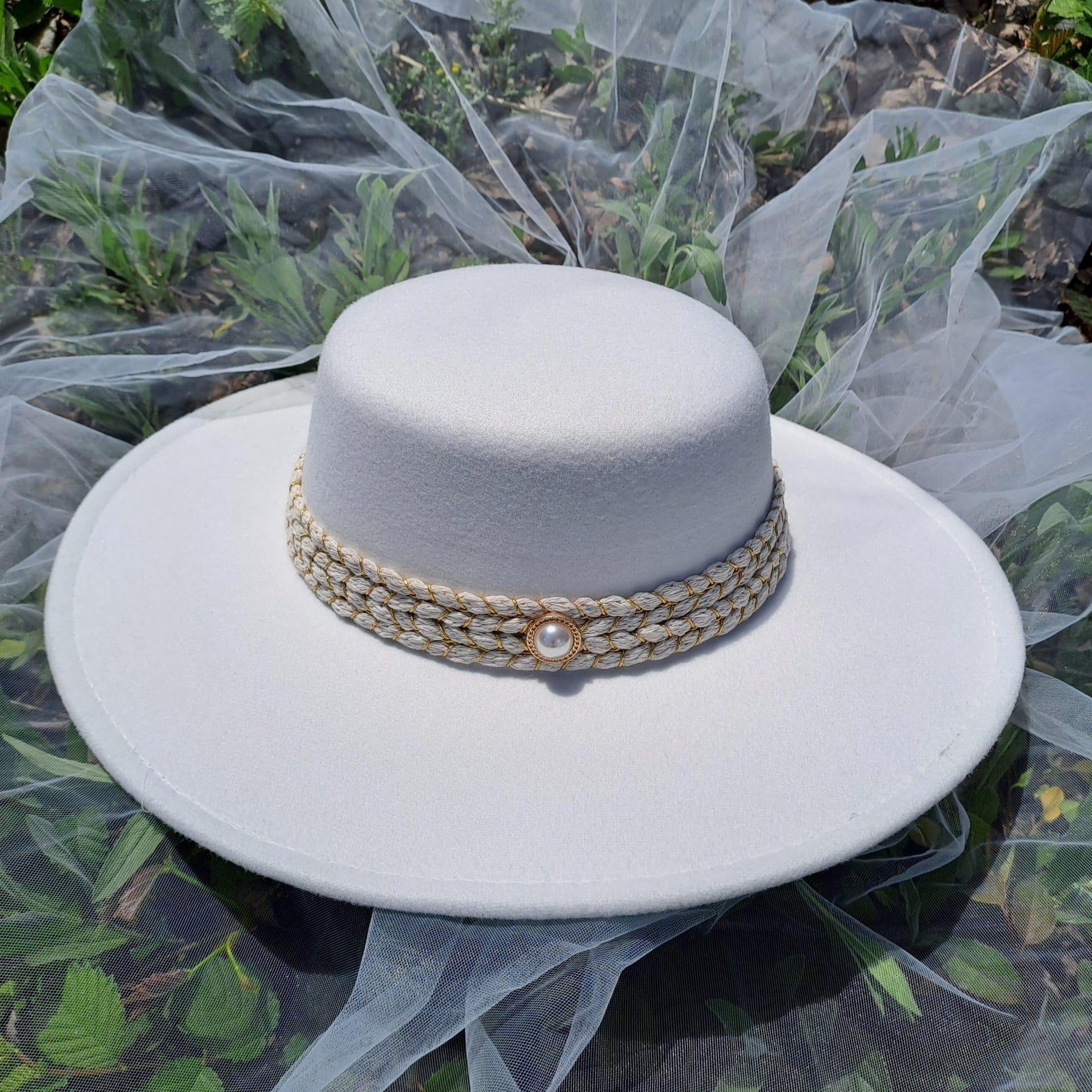 Palarie alba, stil canotiera, cu bor lat, handmade, Serena - Pursehuit.ro