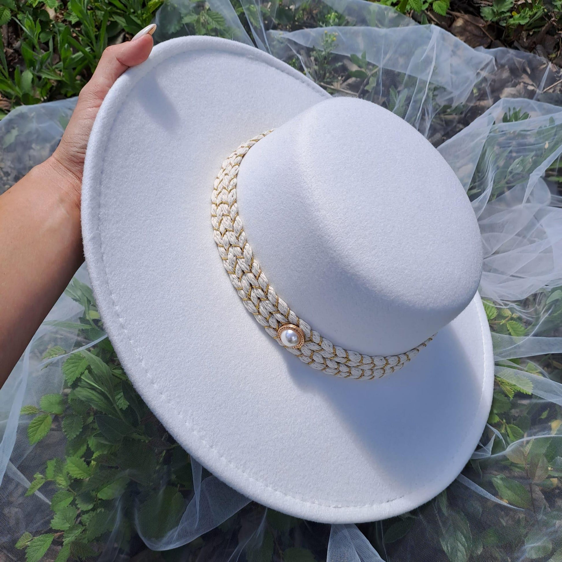 Palarie alba, stil canotiera, cu bor lat, handmade, Serena - Pursehuit.ro