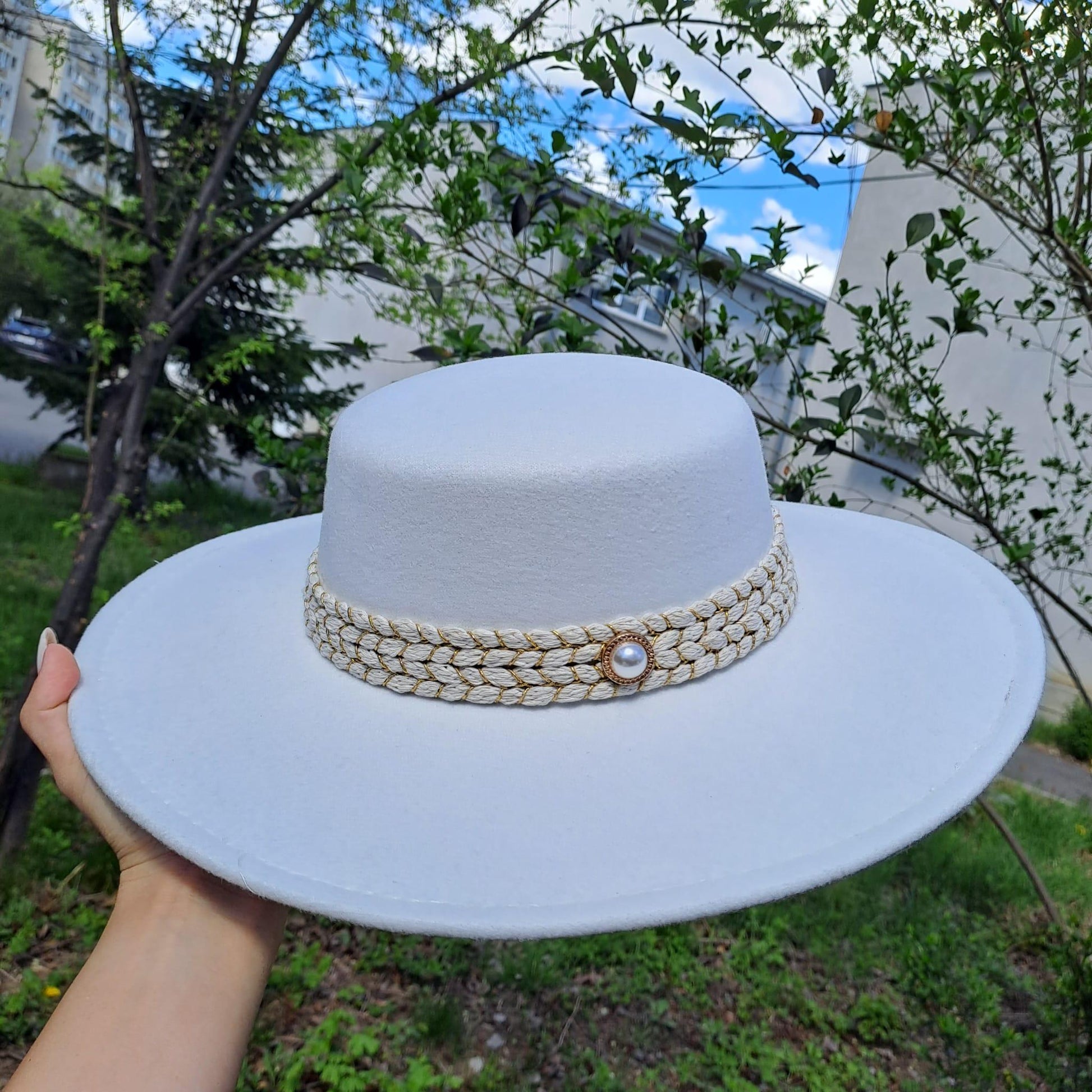 Palarie alba, stil canotiera, cu bor lat, handmade, Serena - Pursehuit.ro