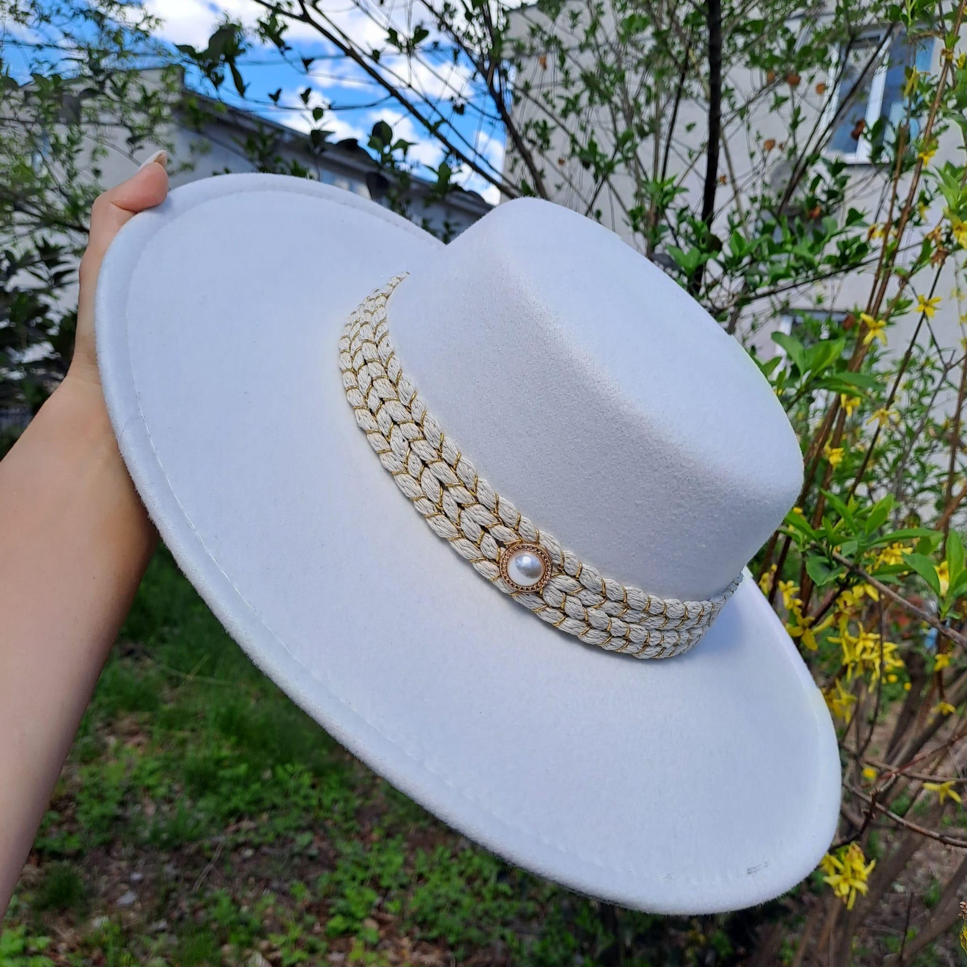 Palarie alba, stil canotiera, cu bor lat, handmade, Serena - Pursehuit.ro