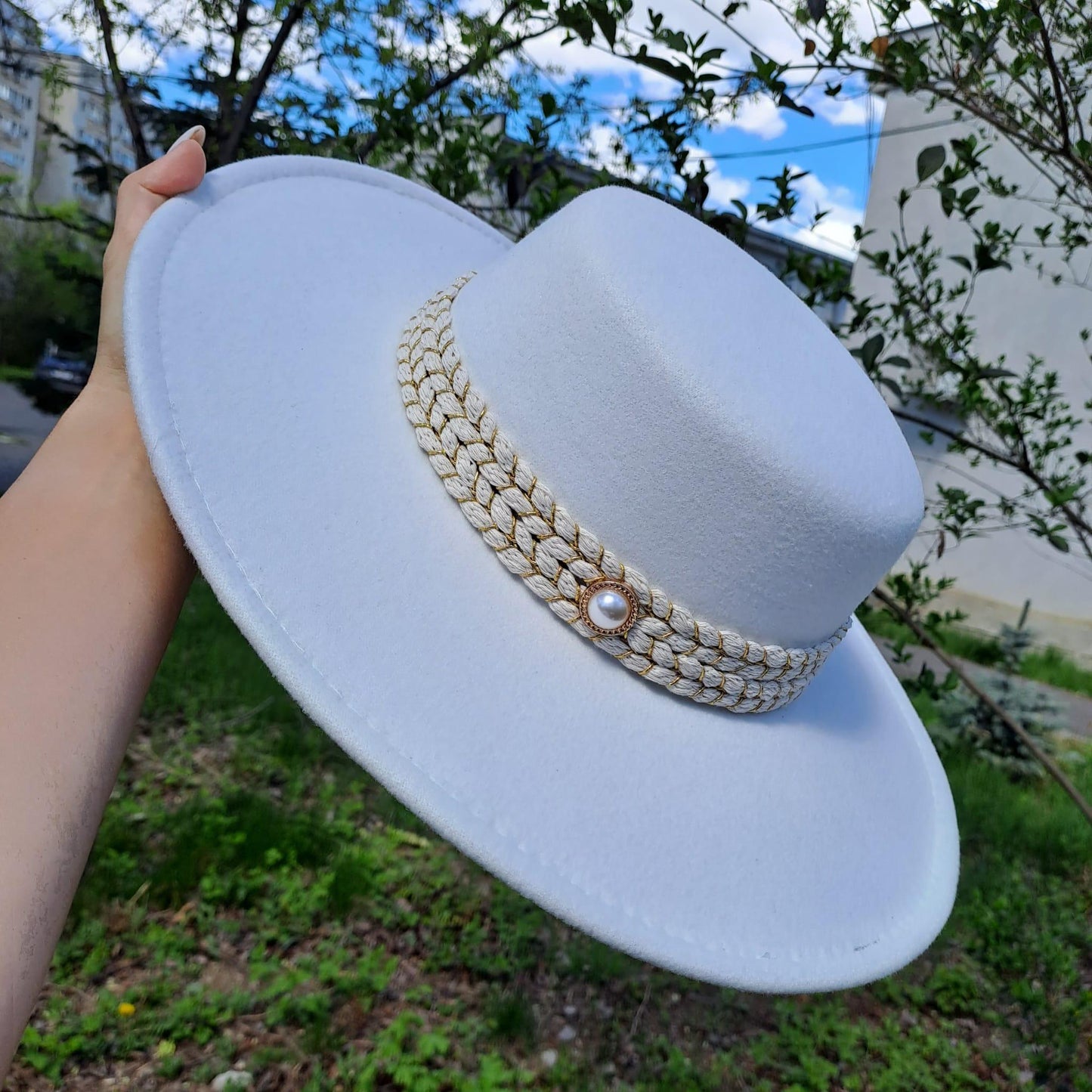 Palarie alba, stil canotiera, cu bor lat, handmade, Serena - Pursehuit.ro