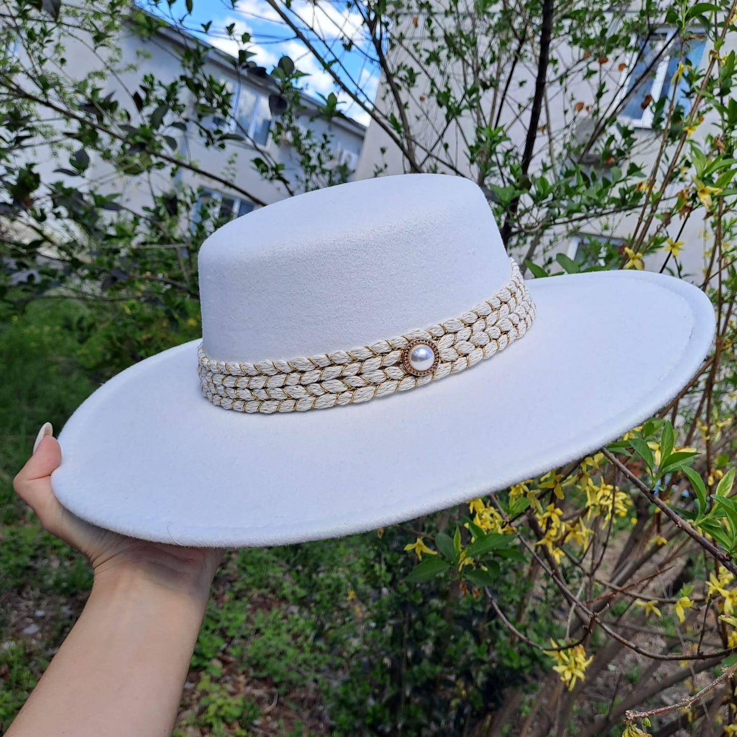 Palarie alba, stil canotiera, cu bor lat, handmade, Serena - Pursehuit.ro