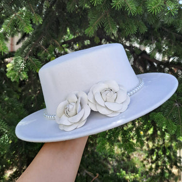 Palarie alba, stil canotiera, handmade, cu flori si perle, Semina - Pursehuit.ro