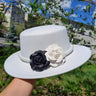Palarie alba, stil canotiera, handmade, cu flori si perle, Semiramis - Pursehuit.ro