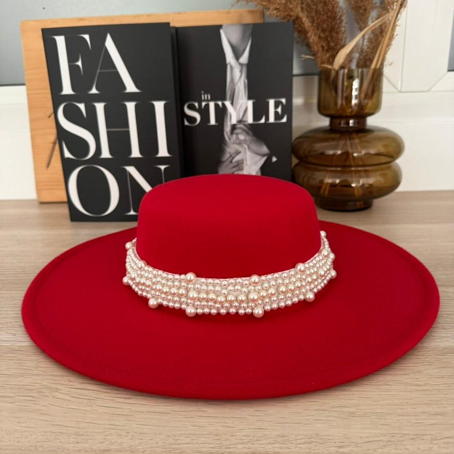 Palarie dama, rosie, stil canotiera, cu bor lat, handmade, cu accesoriu detasabil din perle, Gretha - Pursehuit.ro