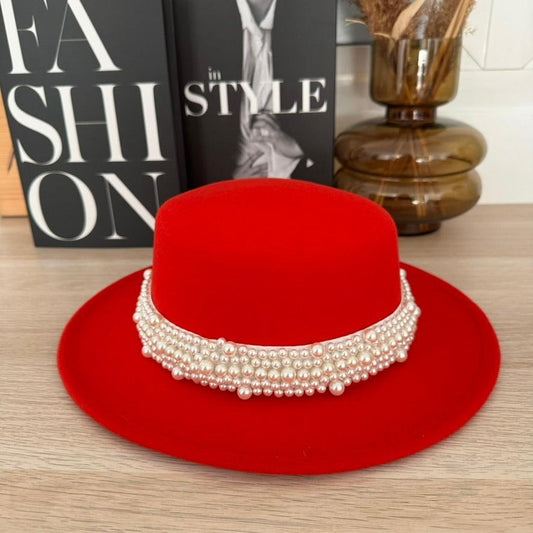 Palarie dama, rosie, stil canotiera, handmade, cu accesoriu detasabil din perle, Erra - Pursehuit.ro