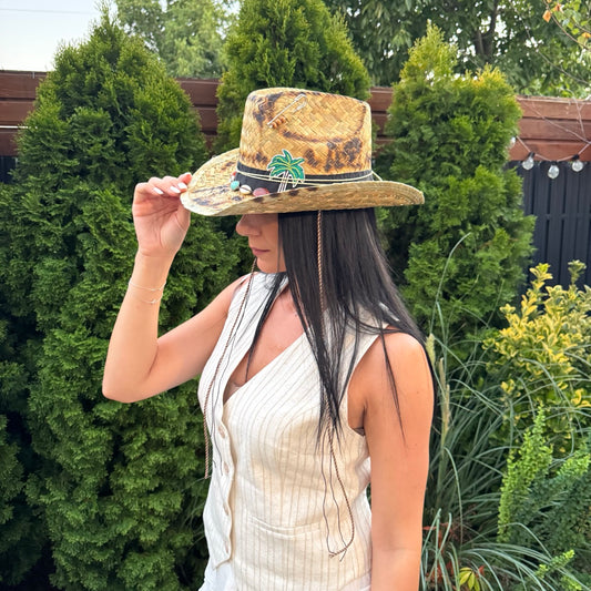 Palarie de vara, bej, stil cowboy, handmade, model unicat, accesorizata manual, Molly