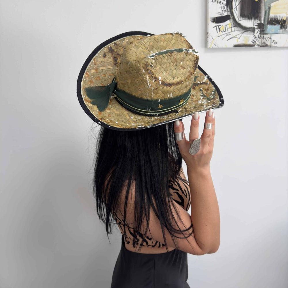 Palarie maro, stil cowboy, de paie, handmade, pictata si accesorizata manual, Jamaica - Pursehuit.ro