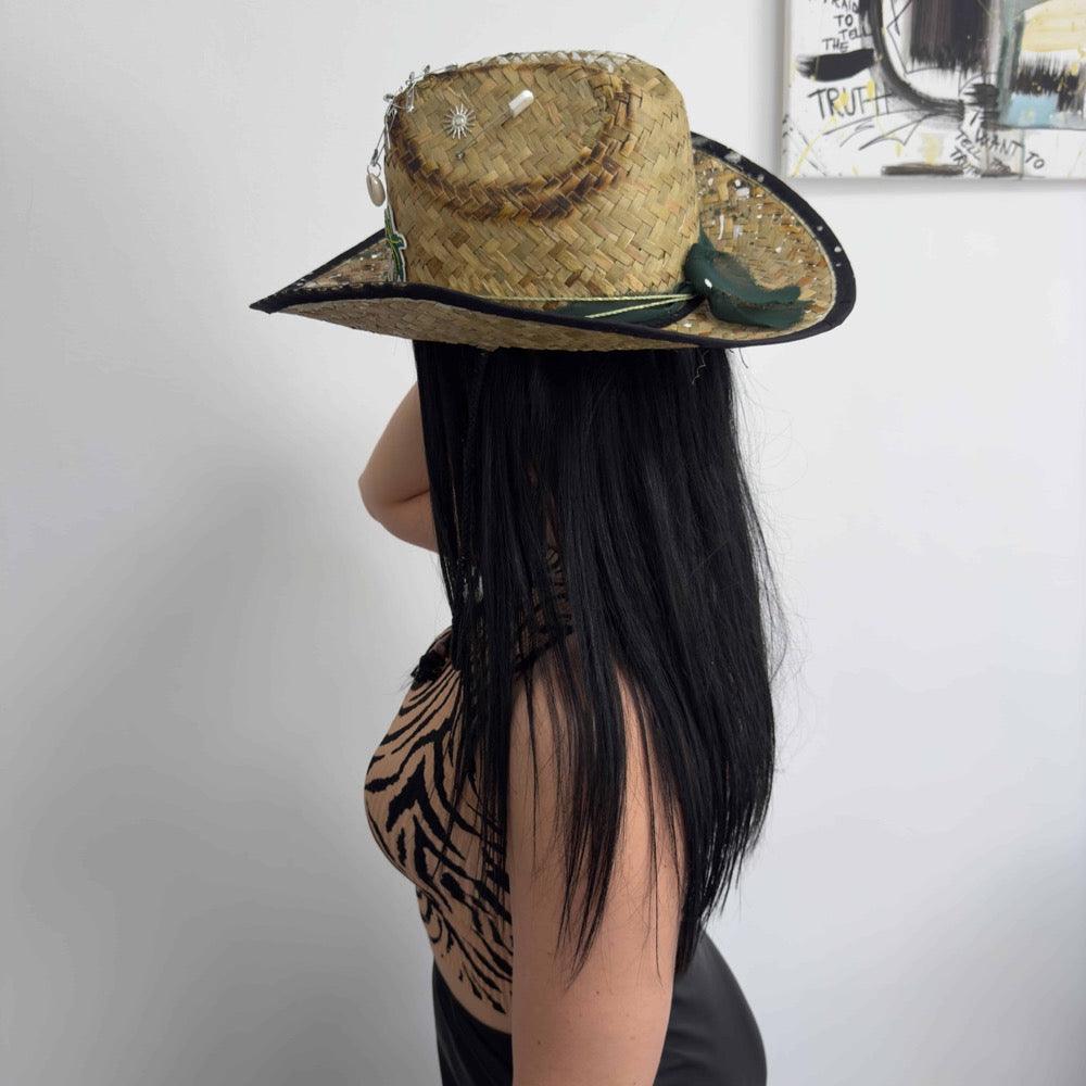 Palarie maro, stil cowboy, de paie, handmade, pictata si accesorizata manual, Jamaica - Pursehuit.ro