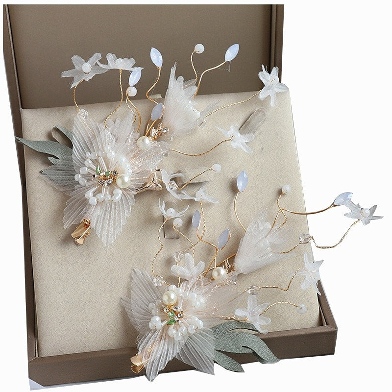 Set 2 accesorii de par si cercei, aurii, cu flori albe, pietre si perle, Fritza C29