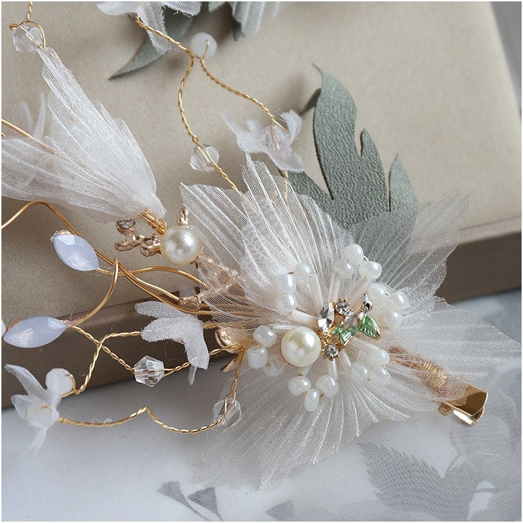 Set 2 accesorii de par si cercei, aurii, cu flori albe, pietre si perle, Fritza C29
