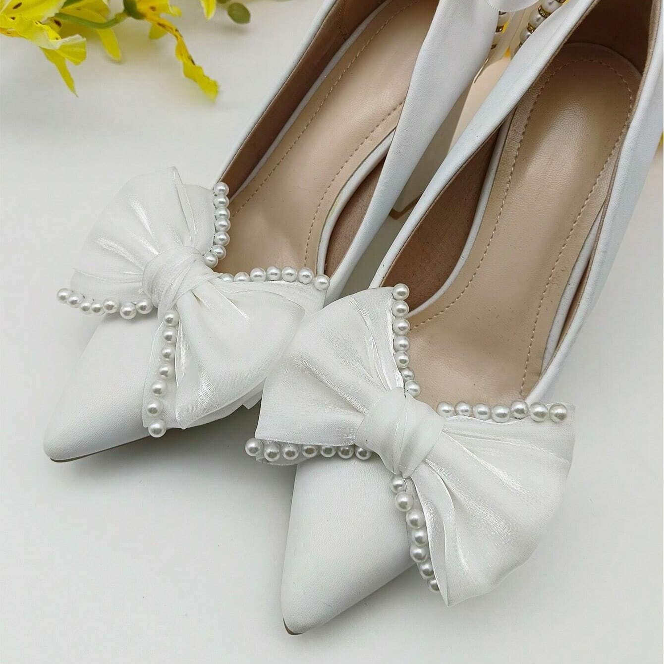 Set 2 brose, albe, pentru pantofi, cu clips si perlute, Palmira C6