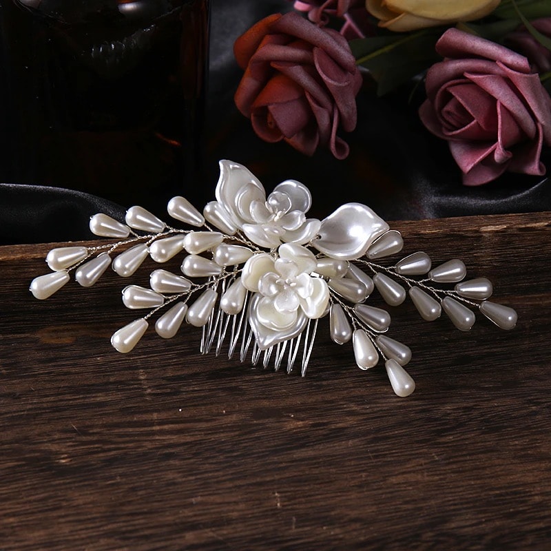Set accesoriu de par si cercei, argintiu, cu flori albe si perle, Megan C9
