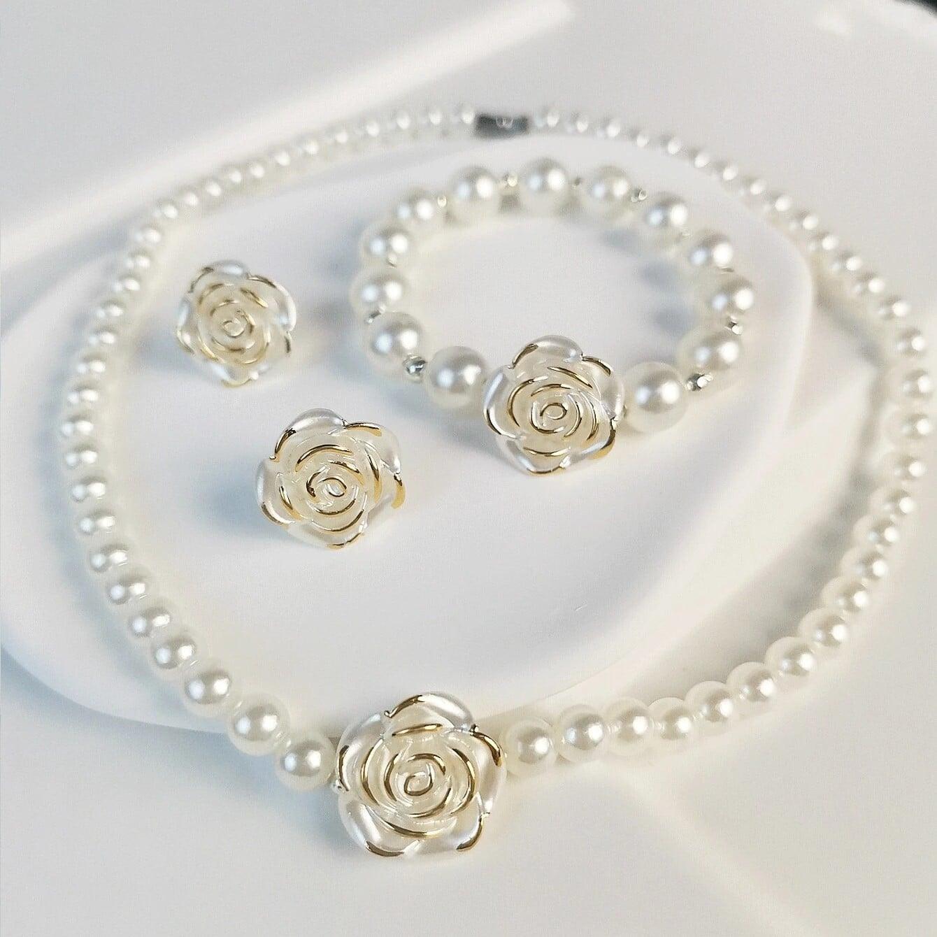 Set colier, cercei si bratara, auriu, cu flori si perle, Olymphia C8 - Pursehuit.ro