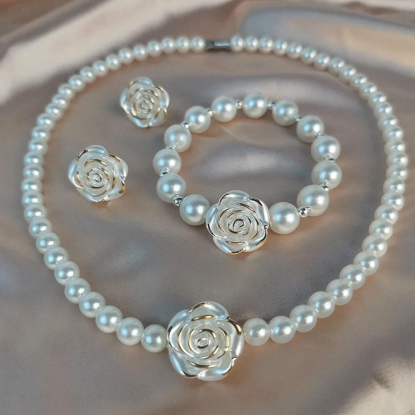 Set colier, cercei si bratara, auriu, cu flori si perle, Olymphia C8 - Pursehuit.ro