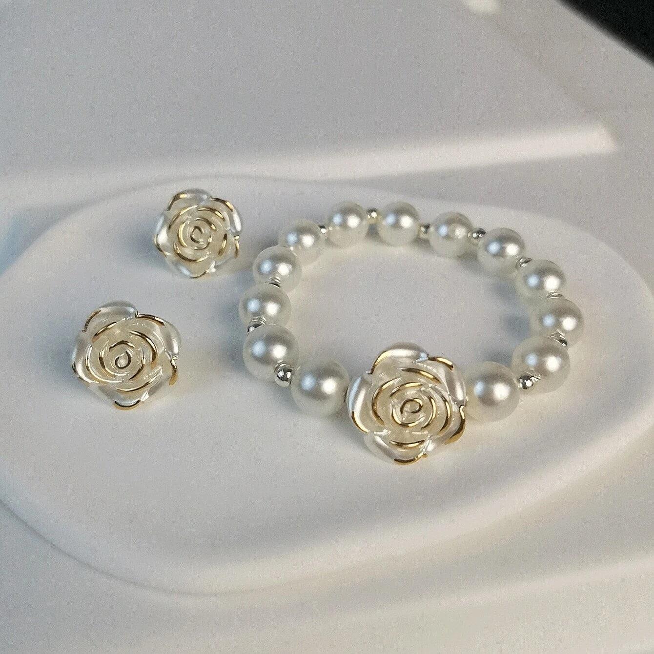 Set colier, cercei si bratara, auriu, cu flori si perle, Olymphia C8 - Pursehuit.ro