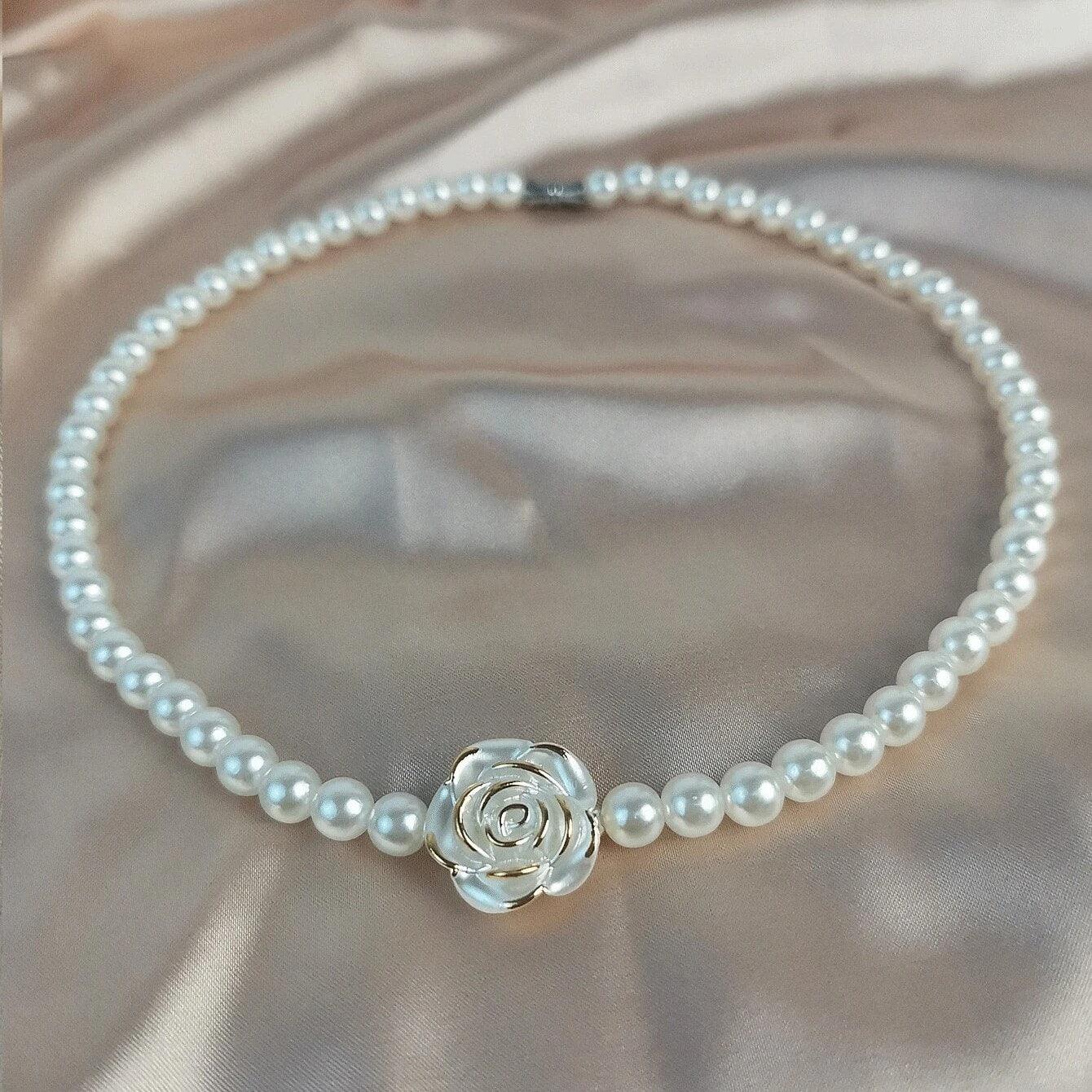 Set colier, cercei si bratara, auriu, cu flori si perle, Olymphia C8 - Pursehuit.ro